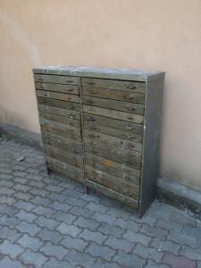 Eisenschubladenschränke aus einem Geschäft aus dem 20. Jahrhundert